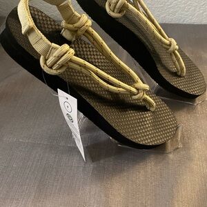 No Boundaries Beige and Black Knotted Sandals